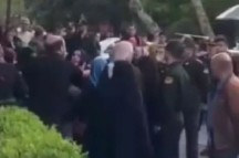İranda repressiv qüvvələrlə əhali arasında qarşıdurma: Qızları özləri ilə aparmaq istədilər - VİDEO