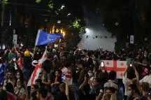 Tbilisidə yenidən etiraz aksiyası: Parlament binasının yerləşdiyi prospekt bağlandı - VİDEO