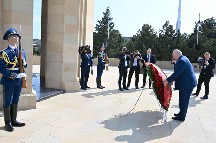 Belarus Prezidenti Aleksandr Lukaşenko Bakıda şəhidlərin xatirəsini anıb - FOTO